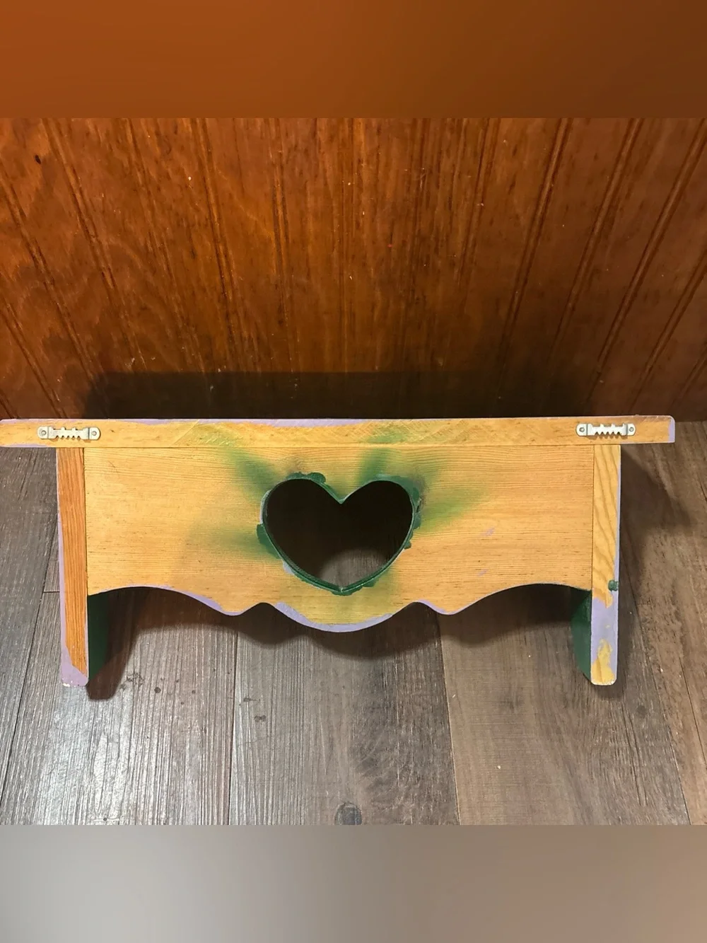Green Heart Accent Wall Shelf with Hooks